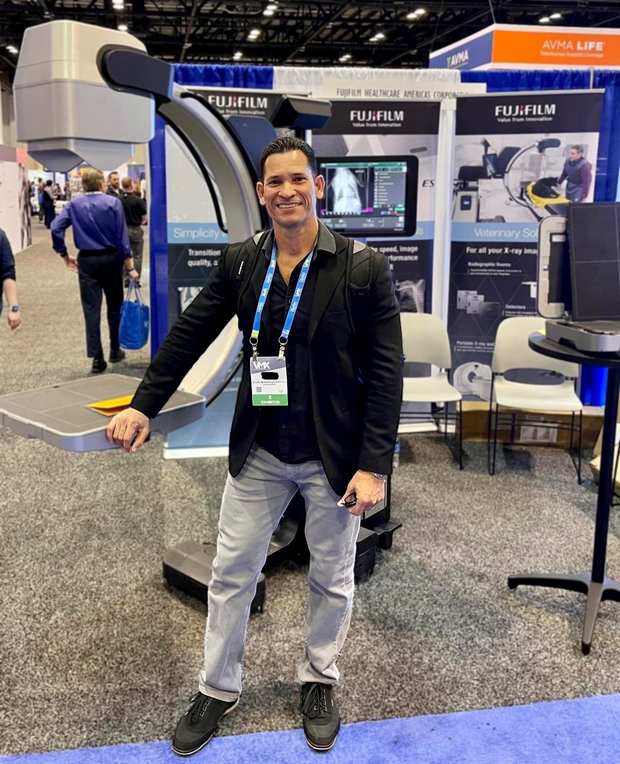 Gery Rodriguez, Managing Member of MRS Medical & Radiology Services, at the Fujifilm booth with a mobile digital X-ray system